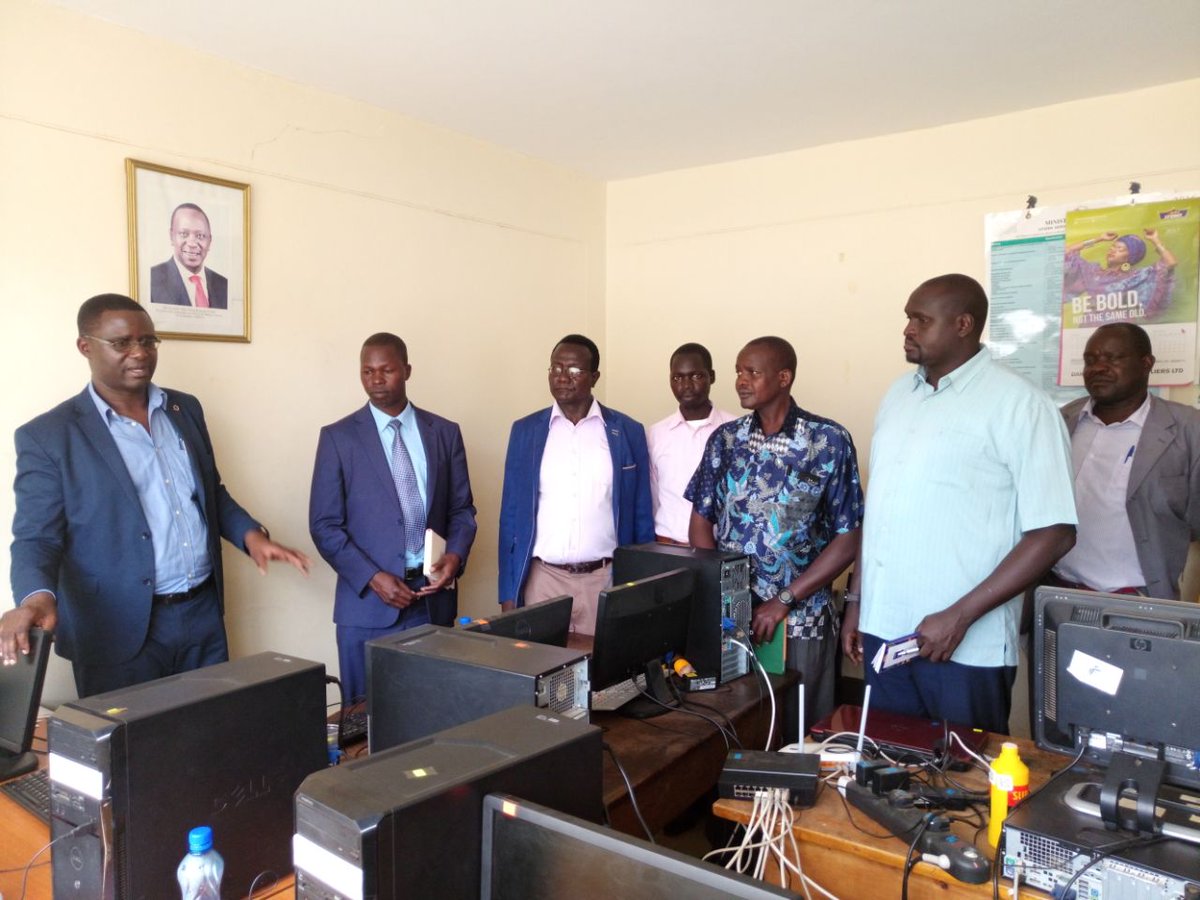 Jumamenzas's tweet photo. Trans-Nzoia County Lands Officer explains to #WestPokotCounty land officials how the ICT Centre interlinks their land departments at Kitale Ardhi House. West Pokot will digitize its land records through the @EUinKenya-funded Land Programme implemented by @FAOKenya @GvnWestPokot https://t.co/o46FfCkxdW