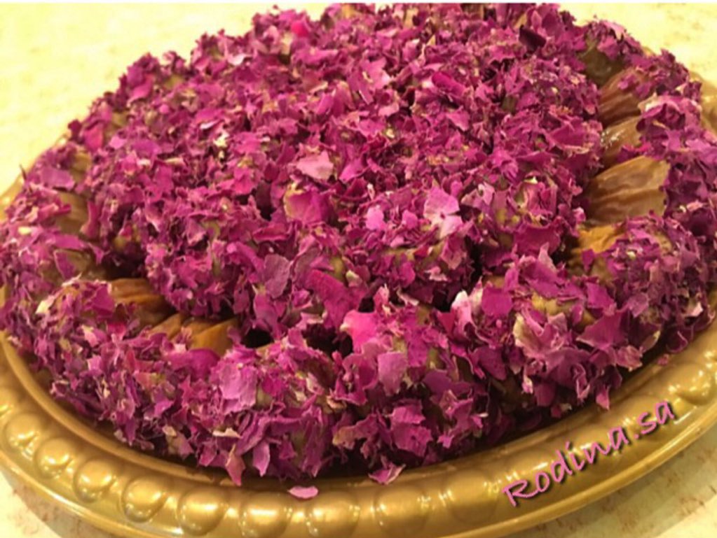 تمر سكرية بالورد المديني 😍😍
#المدينة_المنورة
#تمور
