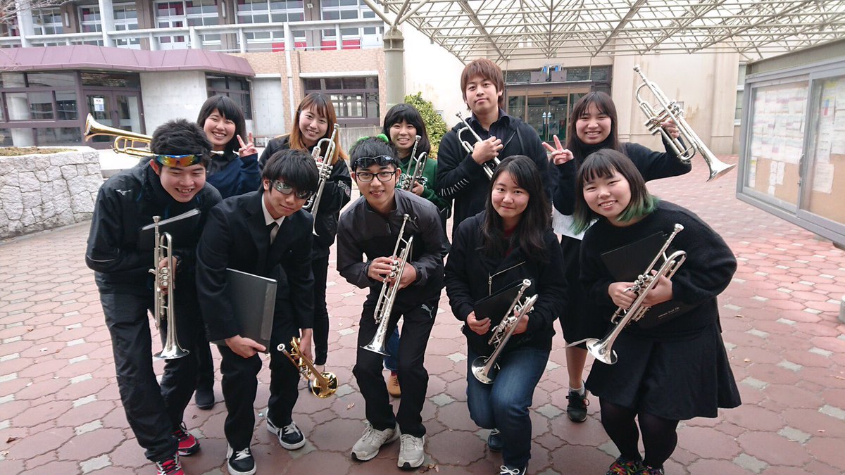 yubb_teien20's tweet photo. 【パート紹介】
今日はTpパートの紹介です！

はいどうも〜〜〜
インフルエンザと肺炎に侵される案外病弱なトランペットパートです🎺
少ない人数ですが、毎日楽しく練習しています！

エリックさんがゲストなのでそわそわ👀💕

トランペットの魅力を精一杯お届けします、ぜひお越しください！！！ https://t.co/Xld6eEuqC8