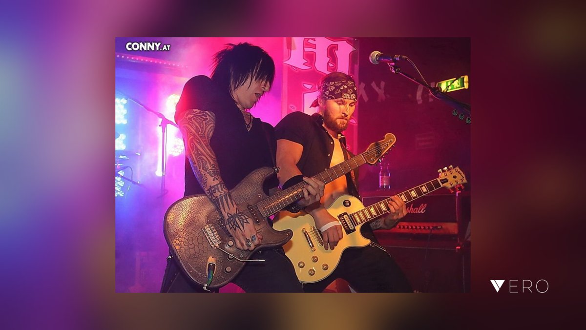 georgneumann_'s tweet photo. #live #onstage with #richardfortus #gunsnroses in #vienna #rock #music #great #georgneumann #gibson #custom #billymorrison #signature @VeroTrueSocial https://t.co/pd5UpMPKyg