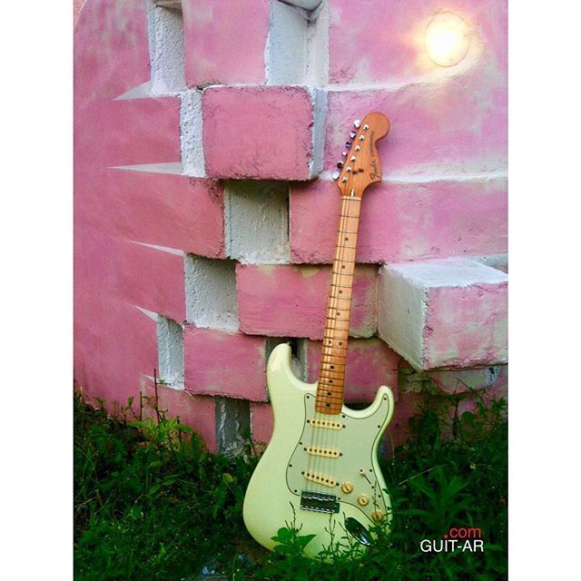 guitarbyPonte's tweet photo. Pink ๐ by Juan Ponte. โ77 Strat at Galeria 33 @enginebraker back in 2014
#pink #thewall #anotherbrickinthewall #sunday #sundaymood
#whitestrat #hendrixstrat #guitar #guitarra #coolguitars #guitarart #guitarbyjuanponte #photo #photography #photosโฆ https://t.co/hD9x2XIpVU https://t.co/XbUNDoj9vX