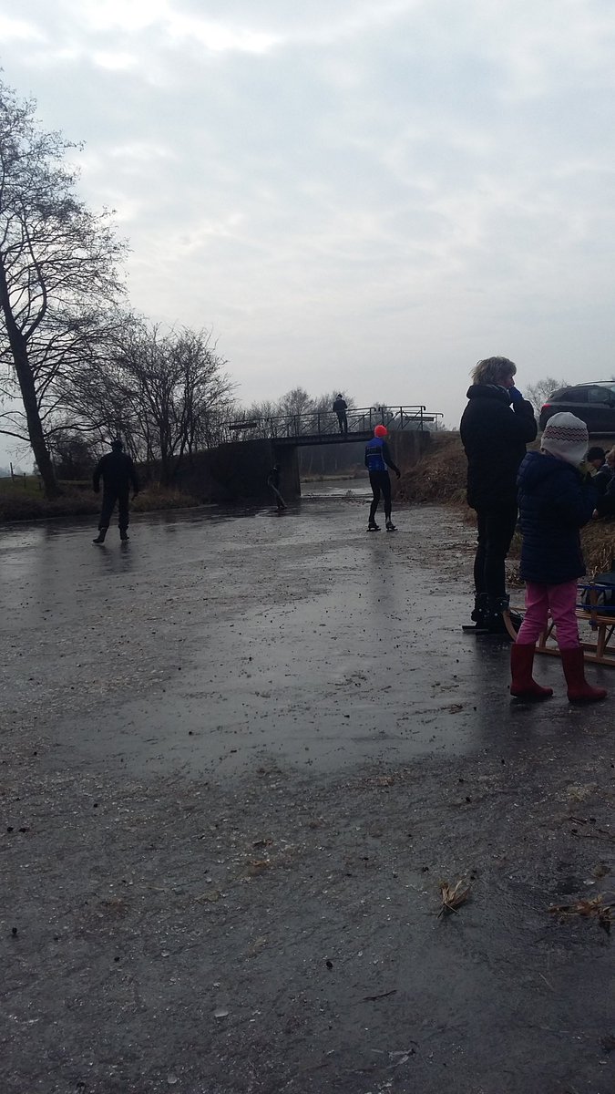 Liedje87's tweet image. Massaal op de schaats tijdens de dooi 😂 #scheene