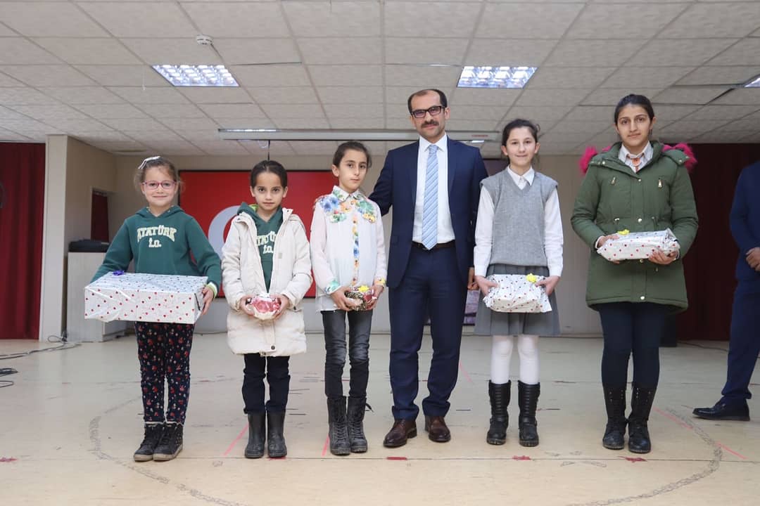 cukurcacekap's tweet photo. ÇEKAP 3.Kitap ve 4.Kitap sonunda yapılan eserlerden dereceye giren öğrenciler hediyelerini aldılar. Daha çok hediyemiz var, haydi sıra sizde! :) 

#hakkari #çukurca #çekap https://t.co/hKYDgwrvIB