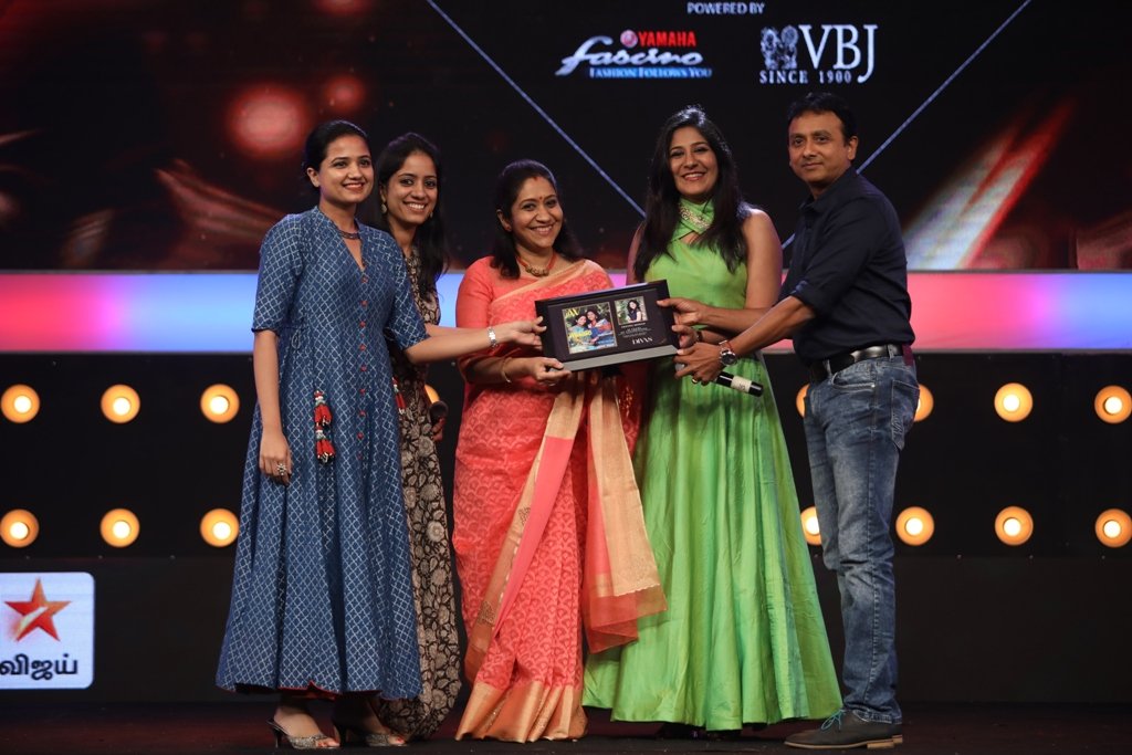 vikky0209's tweet photo. Congratulations @_ShwetaMohan_ and @sujathamohan mam for #JFW award ✨✨🎊🎊 💝💝💝  ☺️☺️ @jfwmagazines #ShweMo fan 😎😎👒👒👒 https://t.co/etL5BB5TcA