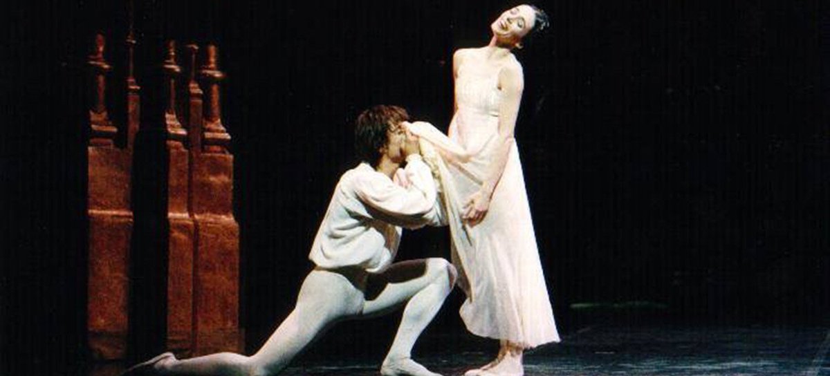 TuttoDanzaWeb's tweet photo. #Video di #AlessandraFerri in #RomeoeGiulietta che danza nel #PasDeDeux del balcone con #AngelCorella! #Danza - https://t.co/mWn5FaSqRw https://t.co/DebHfreM36