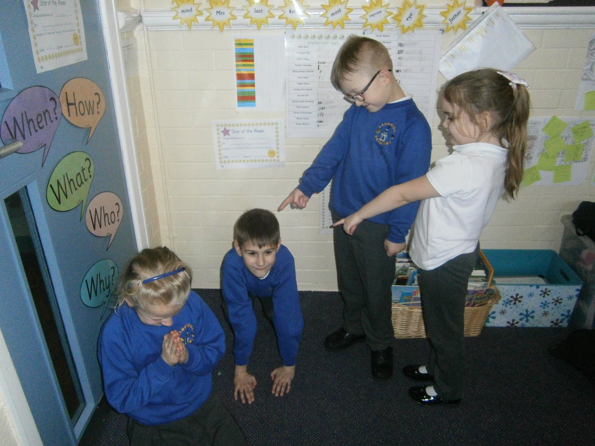 The Giraffe Class are really enthusiastic about our new book in English. They have created some freeze frames from the book The Diary of a Killer Cat. 🎬🎭