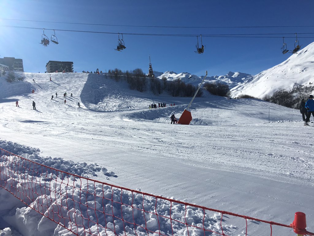 stcolmansski1's tweet photo. Some pics from the morning ski! Gorgeous weather here! #loadsofsuncream! https://t.co/hOvVRKLCEg