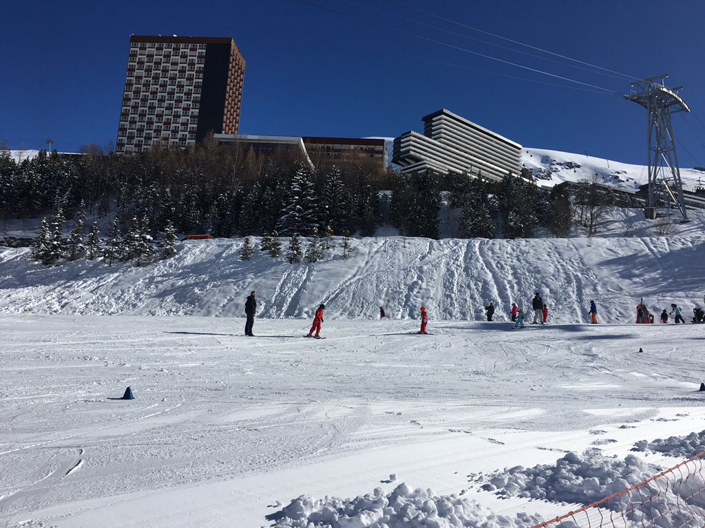 stcolmansski1's tweet photo. Some pics from the morning ski! Gorgeous weather here! #loadsofsuncream! https://t.co/hOvVRKLCEg