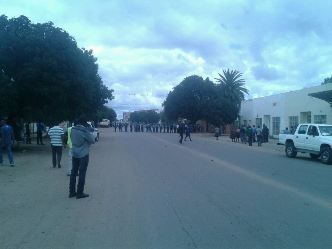 povonewstv's tweet photo. Violence at the MDC-T Bulawayo office as rival factions clash
=>Thokozani Khupe's PA, Witness Dube injured
=>Police have been deployed
Photo credit #rasmunroe #i_amten #zimmediareview
#MDCZimbabwe #MDCT #Bulawayo #Zimbabwe #ZimPolitics #PovoZim #ThokozaniKhupe #MDCSuccession https://t.co/BRSYksxSd8
