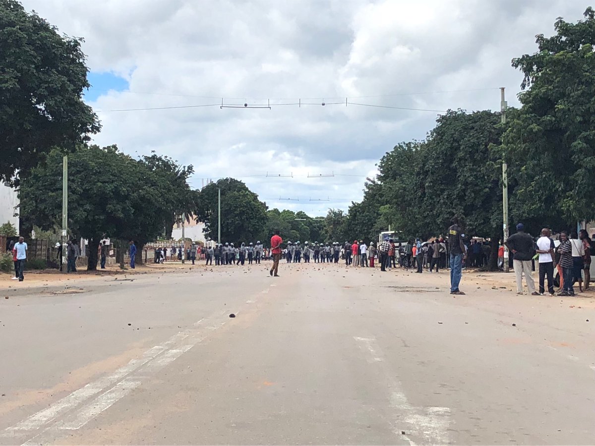 povonewstv's tweet photo. Violence at the MDC-T Bulawayo office as rival factions clash
=>Thokozani Khupe's PA, Witness Dube injured
=>Police have been deployed
Photo credit #rasmunroe #i_amten #zimmediareview
#MDCZimbabwe #MDCT #Bulawayo #Zimbabwe #ZimPolitics #PovoZim #ThokozaniKhupe #MDCSuccession https://t.co/BRSYksxSd8