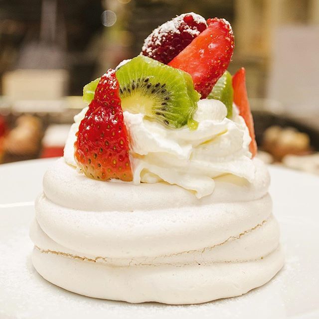 "EppiPavlova"
Meringa, crema al limone e frutta fresca 
Piatto del mastro pasticcere Sebastiano Scaggiante dell'Eppinger Caffè 
@eppingercaffe 
#pavlova #pavlovacake #dessert #whippedcream #lemon #cream #fruit #salad #meringue #cake #sweet #tasty #food #… ift.tt/2F9rctM