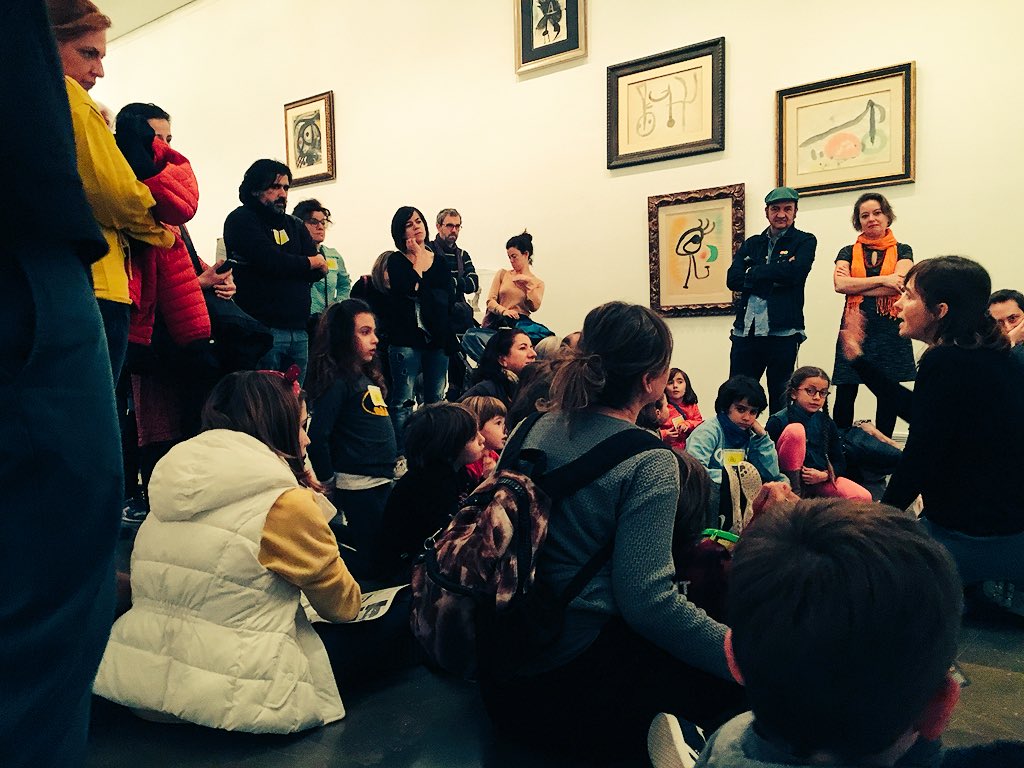 equip351's tweet photo. Bon dia família!! Nova sessió de #ProjecteUbú a @gva_IVAM entre súper peces de #Miró! De la mà de l’avi Joan acabem amb la pintura! 👩🎨👨🎨 https://t.co/e1YjVeD8Gk