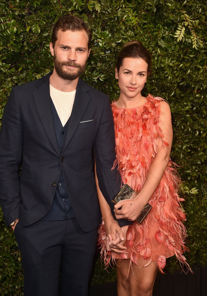 RoratoSilvia's tweet photo. #JamieDornan #AmeliaWarner #JamieAndMillie #TheyAreSoSweet #TheyAreVeryHappyAndRelaxed #LoveTheirGestures #LoveTheirSweetness #LoveTheirStyle #TheirHandsSoLoving #Love https://t.co/J5mrl6akey