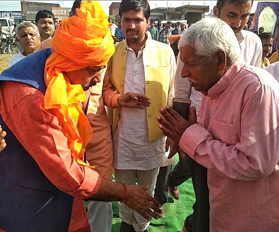 HimanshuD_'s tweet photo. #ऊप_चुनाव_गोरखपुर_लोकसभा के #गुलरिहा मे भाजपा कि चुनावी जनसभा मे प्रदेशअध्यक्ष मां.श्री डॉ.@DrMNPandeyMP जी,प्रत्याशी #उपेन्द्र_दत्त_शुक्ला जी,@BijayKDubey (पुर्व जिलाध्यक्ष #BJPDEORIA),अजय कुमार दूबे
#Vote4bjp #ramlalbjp #Sunilbanshalbjp #KalrajMishra #SHIVKUMARPATHAK https://t.co/7PdKgQ2pMX