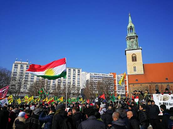 solidsdshgw's tweet photo. Gestern waren wir mit mehreren tausend Menschen in #Berlin auf der Straße und haben ein starkes Zeichen für Frieden in #Afrin gesetzt. https://t.co/PQT45HcHNj
#b0303 #Peace4Afrin #DefendAfrin https://t.co/5SgcG4DtO8