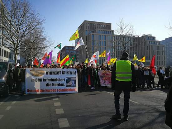 solidsdshgw's tweet photo. Gestern waren wir mit mehreren tausend Menschen in #Berlin auf der Straße und haben ein starkes Zeichen für Frieden in #Afrin gesetzt. https://t.co/PQT45HcHNj
#b0303 #Peace4Afrin #DefendAfrin https://t.co/5SgcG4DtO8