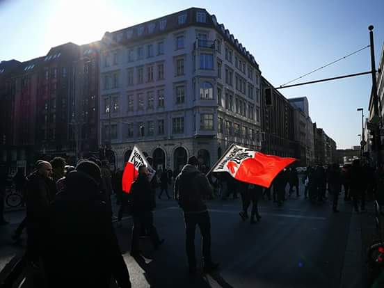 solidsdshgw's tweet photo. Gestern waren wir mit mehreren tausend Menschen in #Berlin auf der Straße und haben ein starkes Zeichen für Frieden in #Afrin gesetzt. https://t.co/PQT45HcHNj
#b0303 #Peace4Afrin #DefendAfrin https://t.co/5SgcG4DtO8