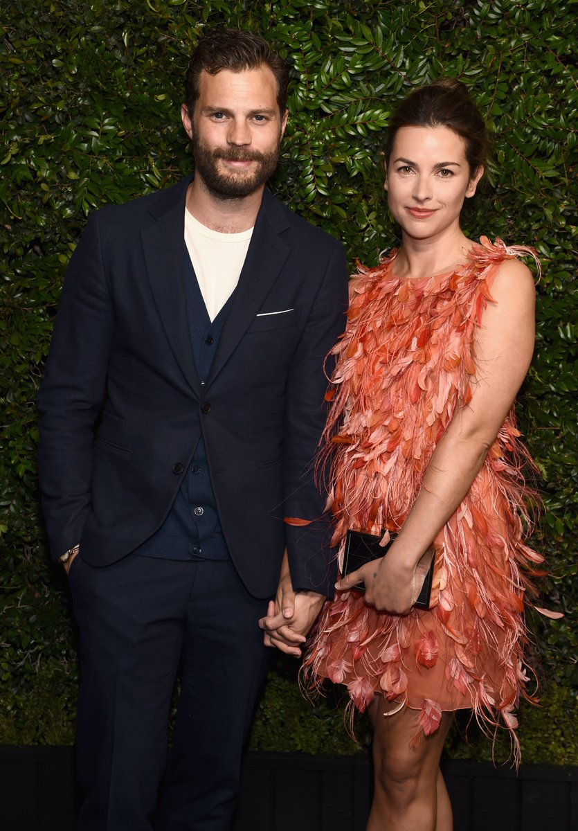 RoratoSilvia's tweet photo. #JamieDornan #AmeliaWarner #JamieAndMillie #TheyAreSoSweet #TheyAreVeryHappyAndRelaxed #LoveTheirGestures #LoveTheirSweetness #LoveTheirStyle #TheirHandsSoLoving #Love https://t.co/J5mrl6akey
