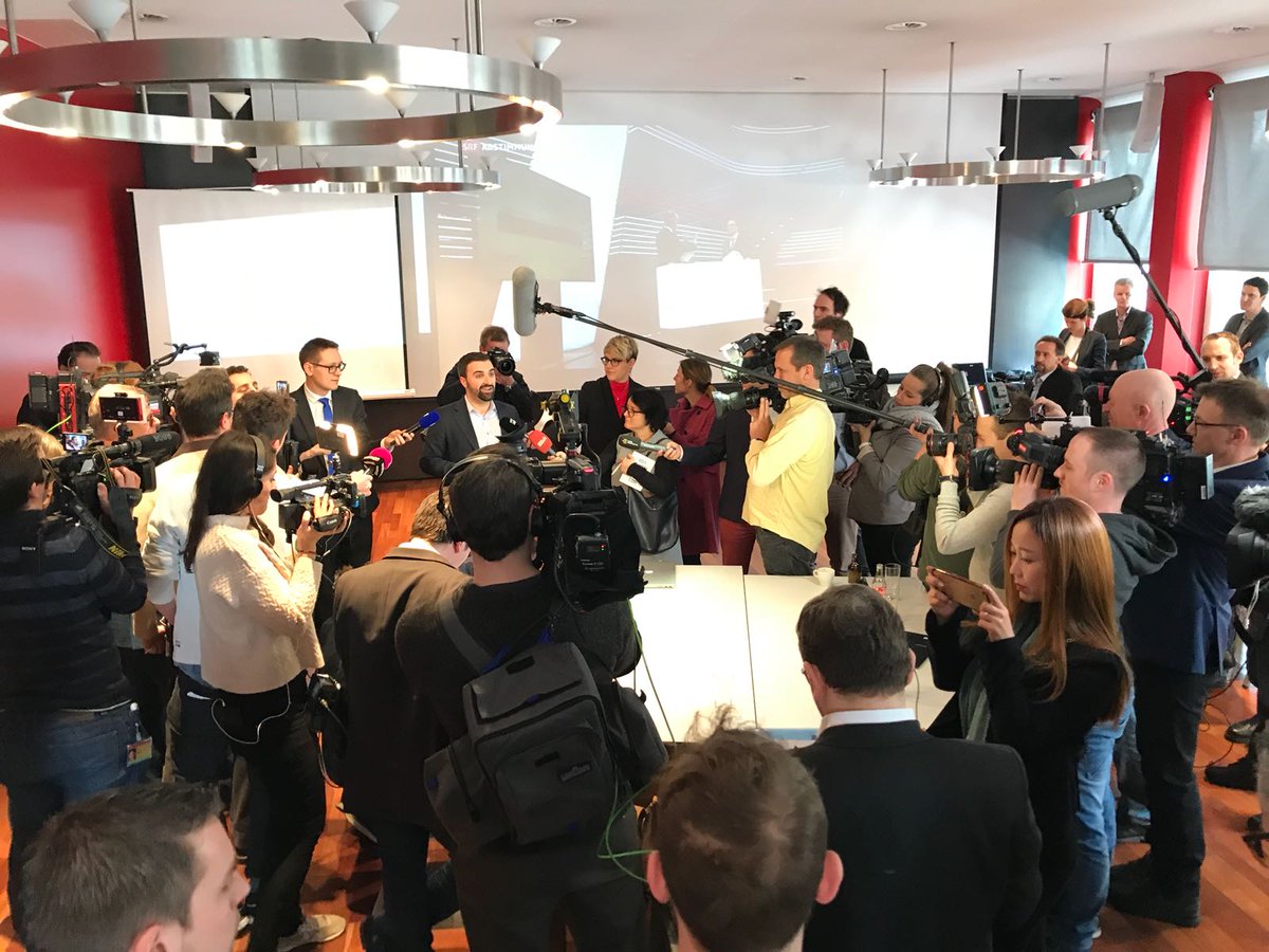 Olivier Kessler hält Dankesrede an alle Unterstützer, leider können die anwesenden Unterstützer die Rede vor lauter Medienschaffenden kaum sehen. #NoBillag