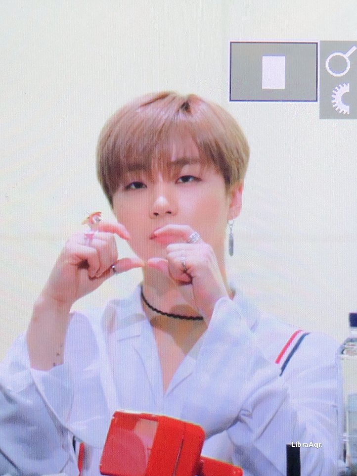 la10220207's tweet photo. ##김진환 #진환 #JAY #아이콘 
180304  하트 뿅ㅋ 💛 https://t.co/cKiweoFvd9