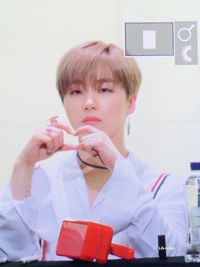 la10220207's tweet photo. ##김진환 #진환 #JAY #아이콘 
180304  하트 뿅ㅋ 💛 https://t.co/cKiweoFvd9