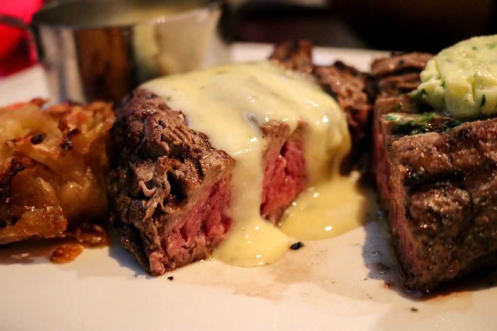 mandc_chester's tweet photo. Three course Sunday Lunch £25.95 at @mandc_chester click here for full menu details; https://t.co/3BTvzk4r3D available all day. Get your #sundaysteak on 🐮 https://t.co/Y9DoDodtV7