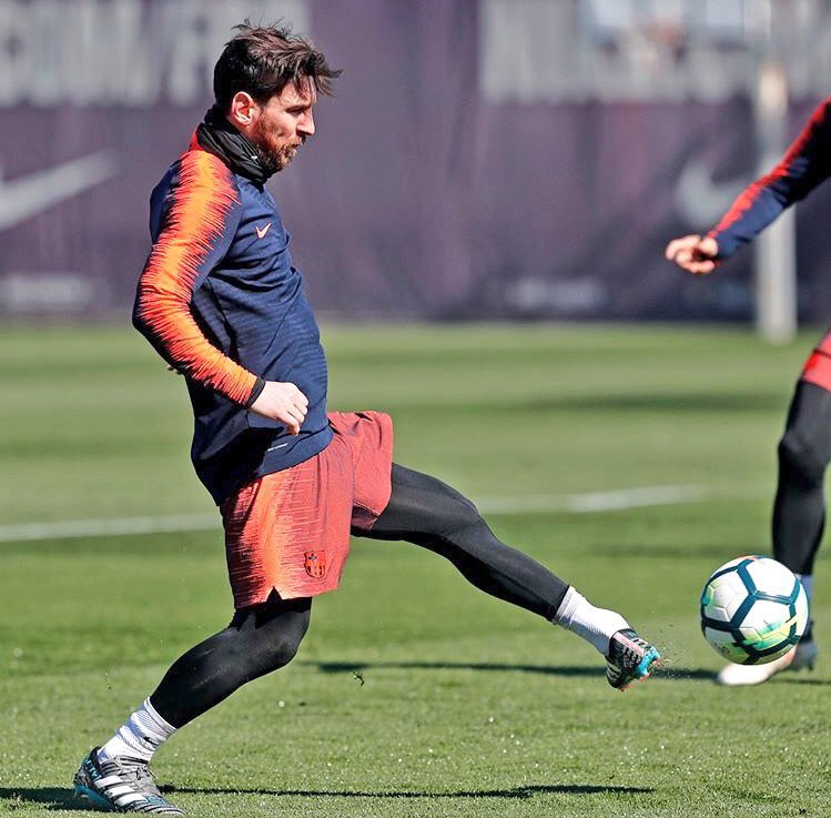 elsierd's tweet photo. De foto die bewijst dat Messi geen mens is. Tot straks allemaal bij Ziggosport om 15.45 u. : 1. Barcelona tegen 2. Atlético. Vanuit m’n kamer zie ik Camp Nou, 17 gr. in Barcelona https://t.co/jDaBEIZGXP