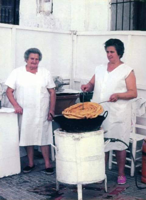 Porque  #NoEresDeEcija sino dices "JERINGO" a los churros..
¡¡Y que buenos estan!!
Os dejamos imágenes de nuestra historia con ellos.
#apoyoalcomercioecijano