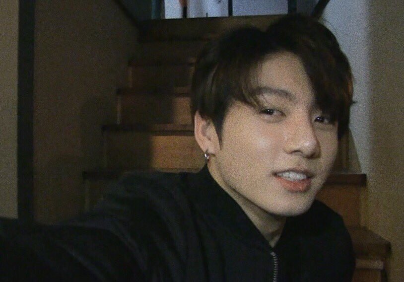 ishipkookv's tweet photo. taekook au where vlogger tae leaves his camera lying around at home and his boyfriend jeongguk likes to film cringey love confession skits for Taehyung to find when he transfers the videos to his computer can you tell itโs 1am here
#memekook #taekook #vkook #kookv https://t.co/GdS1ushrqi