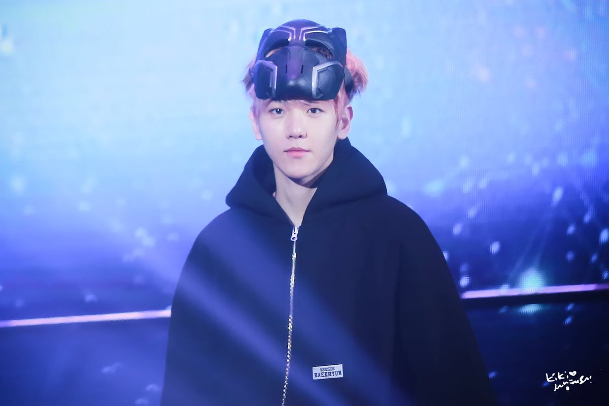 Kiki_506's tweet photo. 180303 The ElyXiOn in Singapore 
#백현 #BAEKHYUN 
💌아이 큥에게
이세상의 모든 좋은 것을 너에게 주고 싶다

#iHeartAwards #BestFanArmy #EXOL @weareoneEXO https://t.co/m2UHAoYRb1