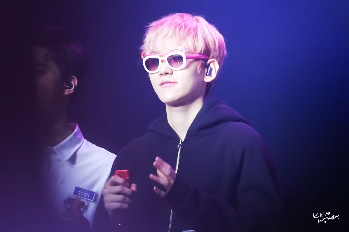 Kiki_506's tweet photo. 180303 The ElyXiOn in Singapore 
#백현 #BAEKHYUN 
💌아이 큥에게
이세상의 모든 좋은 것을 너에게 주고 싶다

#iHeartAwards #BestFanArmy #EXOL @weareoneEXO https://t.co/m2UHAoYRb1