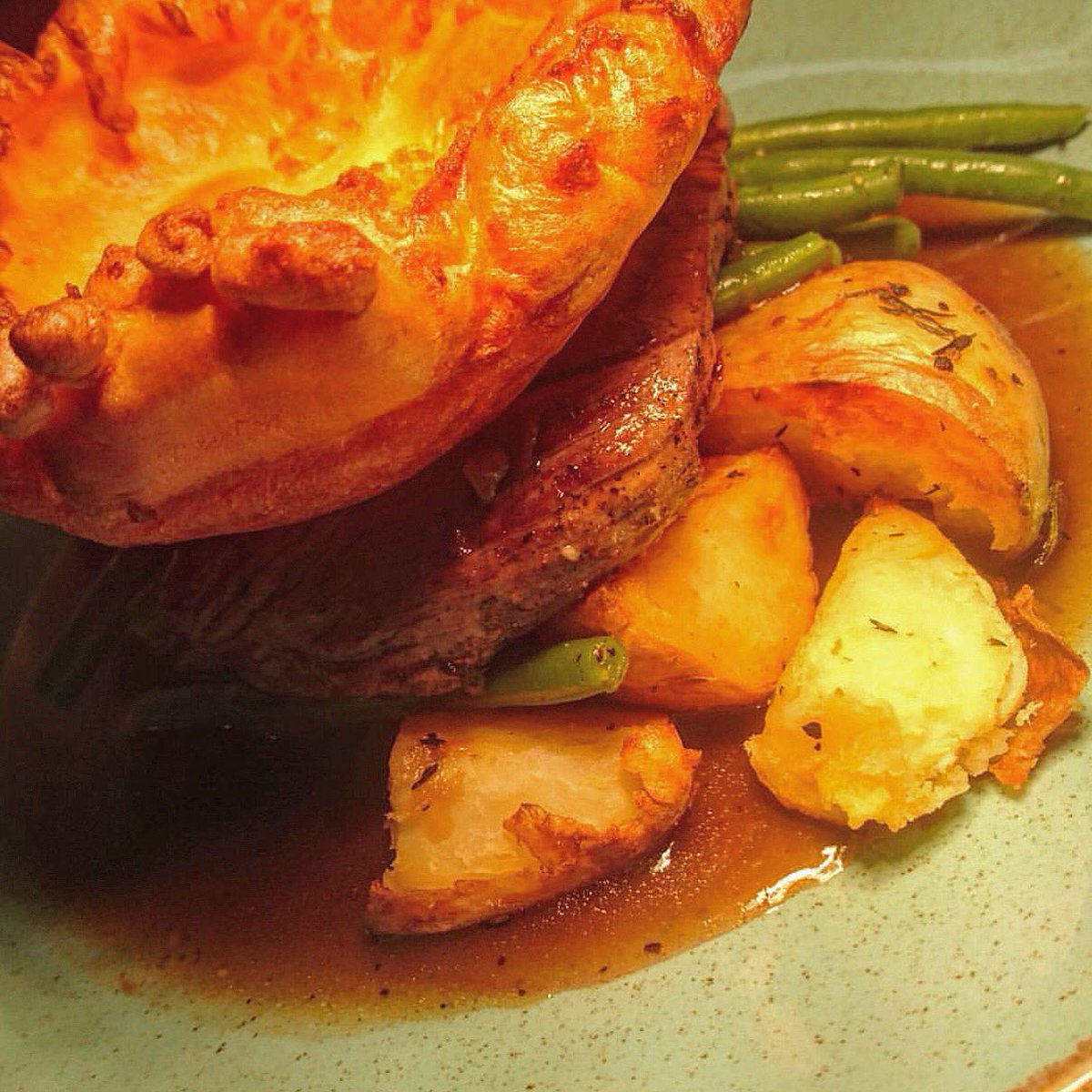 thefoxmcr's tweet photo. Hangover averted 🍖🥕🥩 Serving roasts until they’re gone all day today! #sundayroasts #fattonys #kosmonaut #manchester https://t.co/YIQwWBXAbq