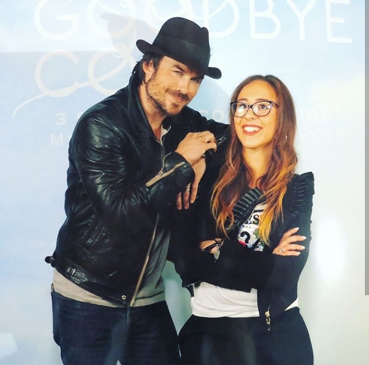 CavillSupport's tweet image. Ian Somerhalder with a Fan ❤ ( thank you for the Translation @thevampirednews 😘) instagram.com/p/Bf3vA3vH-8q/ #GoodByeCon @GoodbyeCon @iansomerhalder