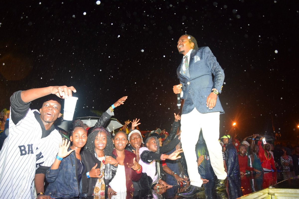 juacaliGenge's tweet photo. #aboutlastnight Despite the rains watu wangu wa Machakos walijiachilia mbaya sana!!! #ChromeMegaBashMasaku #dancingintherain #ShineOn 📷 by: @dunthephotographer https://t.co/cjKhuOEkGh