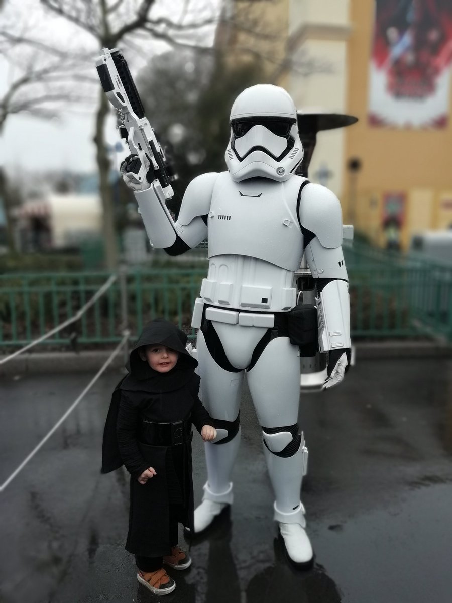 flamingo3DM's tweet photo. "il m'a reconnu !" dixit Kylo Ren alias Matthias @Disneylandparis #facetheforce #happybirthday #maythe4thbirthdaybewithyou #4yearsold #DisneylandParis https://t.co/UvtlSgzOuk