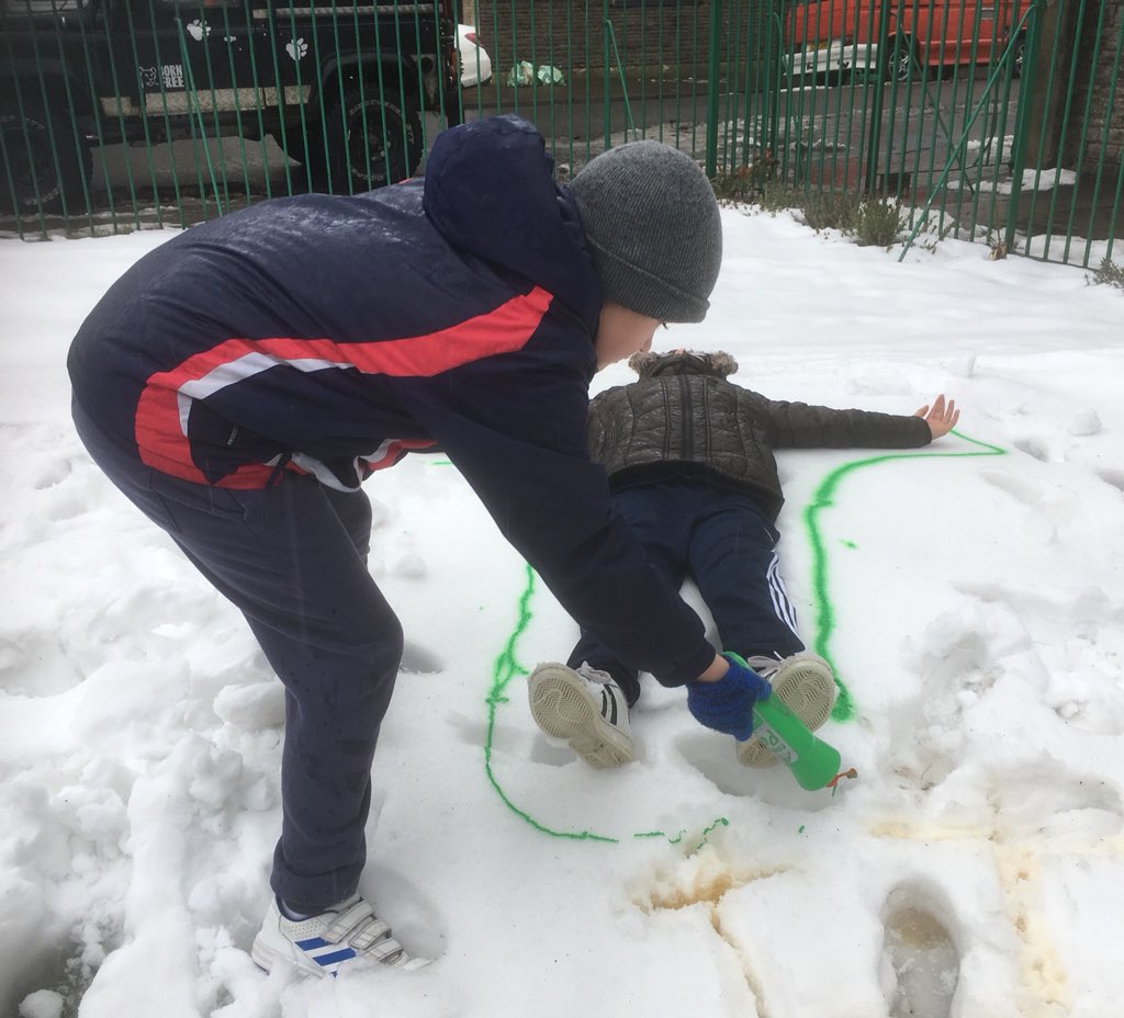 StSaviourCF24's tweet photo. @rectorneath @LlandaffDio Now for a spot of collaborative work! This was all their own idea... #workingtogether #gettingcreative @Geraint_Cerdd @pohare #lent18 #snowday18 https://t.co/PVhQ0XncFl