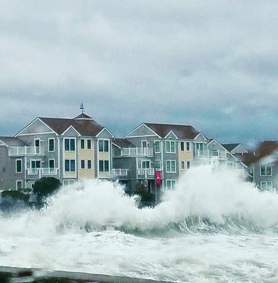RonsFoodTrips's tweet photo. Narragansett Beach in Rhode Island yesterday morning. Be safe everyone. #rhodeisland #beachday #bigwaves https://t.co/7YOzIS0yRh