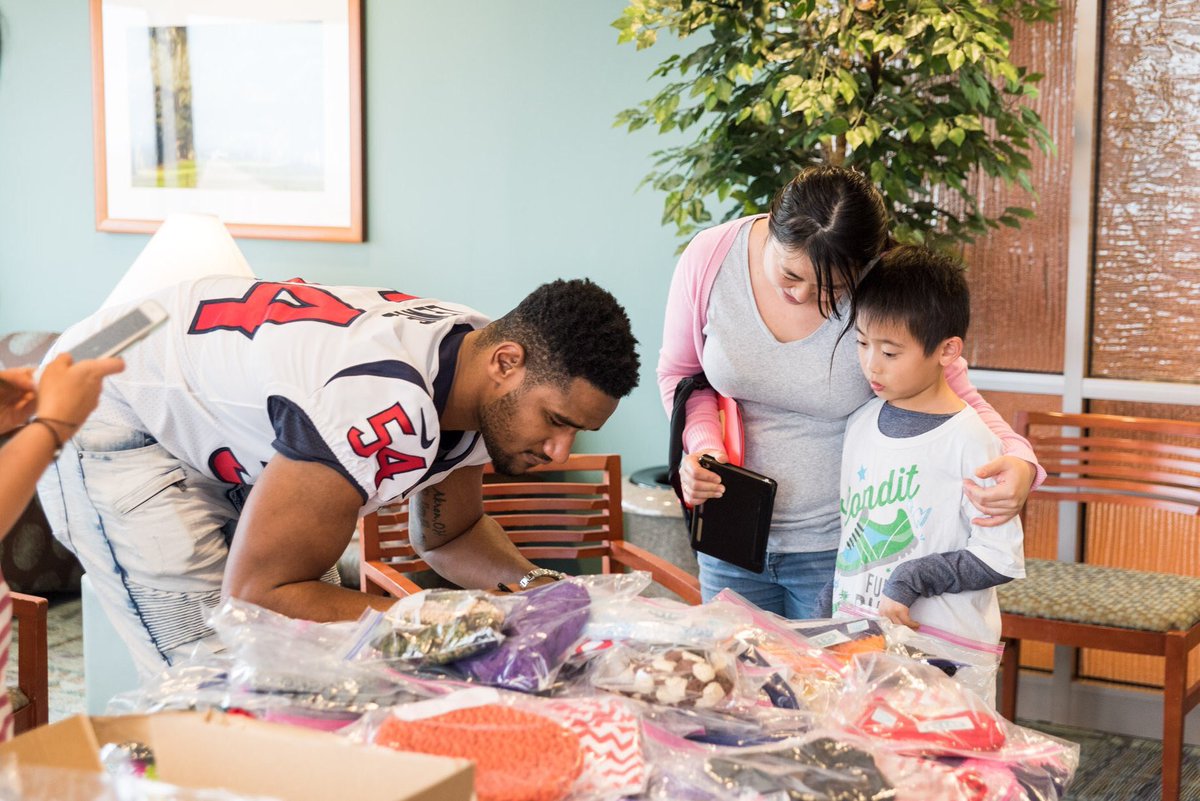PrjctElevate's tweet photo. LaTroy Lewis joined Rebecca Dotson of @818Ministries for an impact day at @MDAndersonNews 💙#makewriteimpact https://t.co/2BvSdytzoE