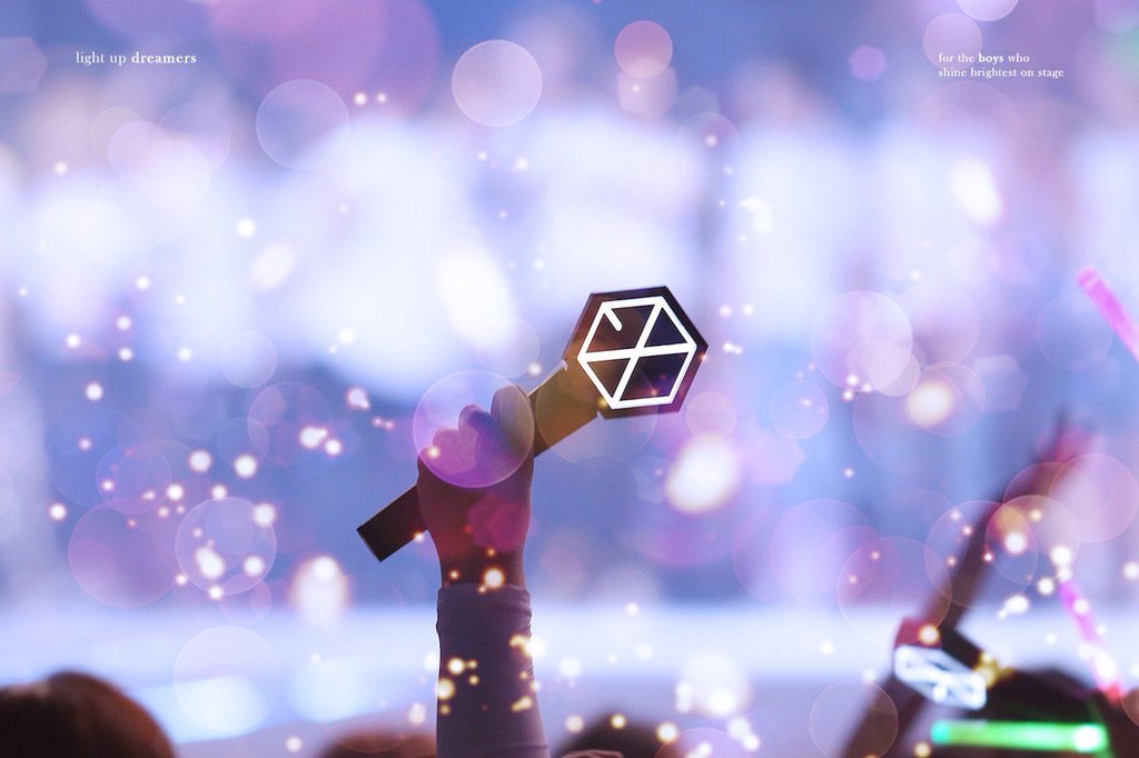exo0506baeklove's tweet photo. "EXOの時代は終わった"
"もうEXOは人気がない"
"〇〇の方がEXOより上"
そう言われるたびに悔しい思いをしてきたならこのアメリカの大きな賞を勝ち取ってそいつらに自慢すればいいじゃんか！！悔しかったら自分の努力でEXOの凄さを証明しようよ！

#iHeartAwards #BestFanArmy #EXOL @weareoneEXO https://t.co/4wK1IpAnXU