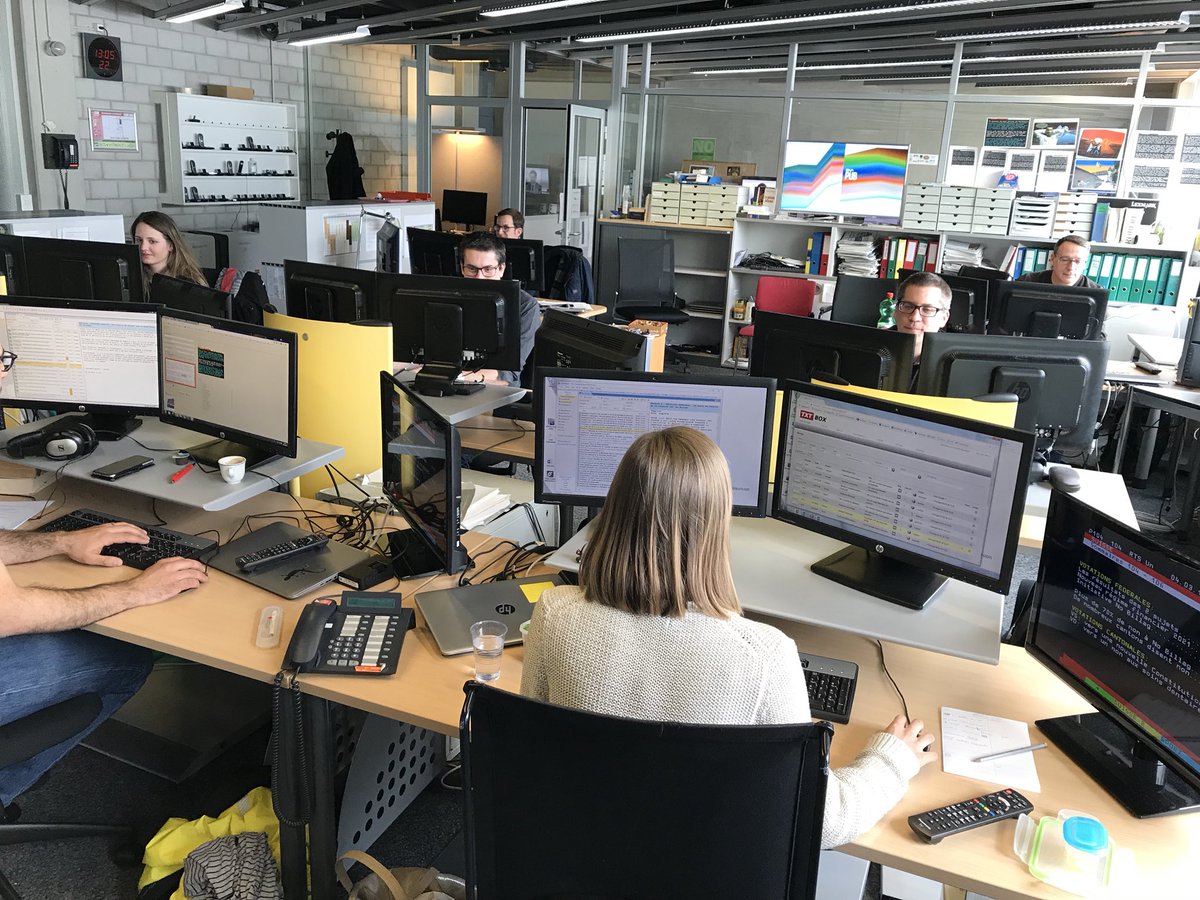 DariusRochebin's tweet photo. La rédaction @RTSinfo sur le pont pour suivre tous les résultats avec notamment @nicolasroulin @fredboillat @VKissling https://t.co/TbQQWriQJ8 #MakingOf https://t.co/9IVQnIYgjh