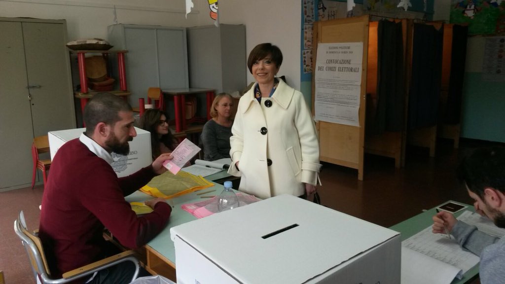 MariaAntezza's tweet photo. Il voto è un diritto e un dovere democratico. C’è chi per questo ha dato anche la vita. Votare è la responsabilità che ognuno di noi assume per il futuro del Paese. Urne aperte fino alle 23. Necessario documento d’identità e tessera elettorale. Buon voto! #Elezioni4Marzo2018 https://t.co/0jTcAUHJBG