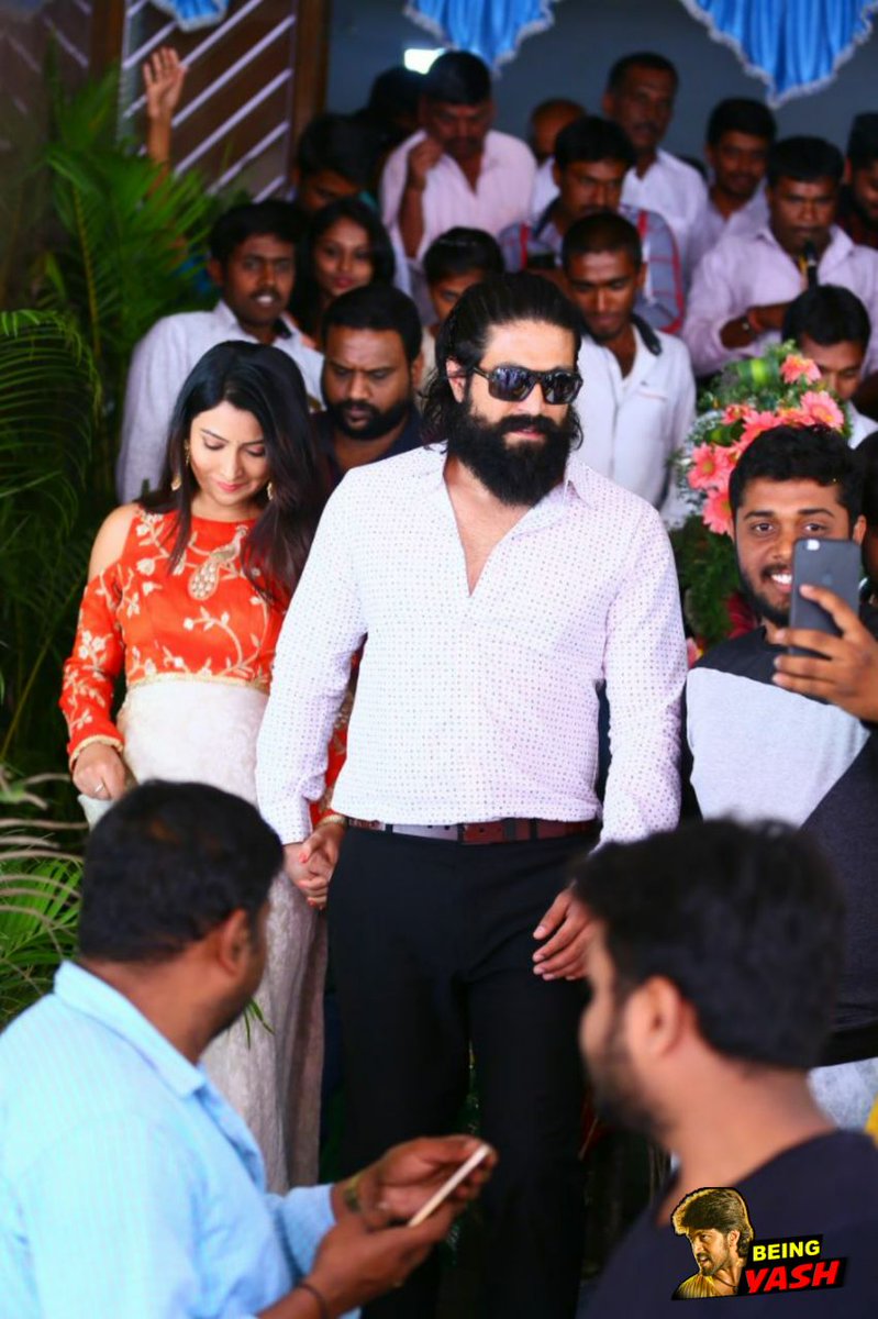 Master_nithya's tweet photo. Wow Cute  Couple #Yash Anna Atege 😘😘 Cuteness overload 😚
@NimmaYash @RadhikaPandit7 
Exclusive Pic 😍 

@PuniRajahuli https://t.co/jmkHf8YACX