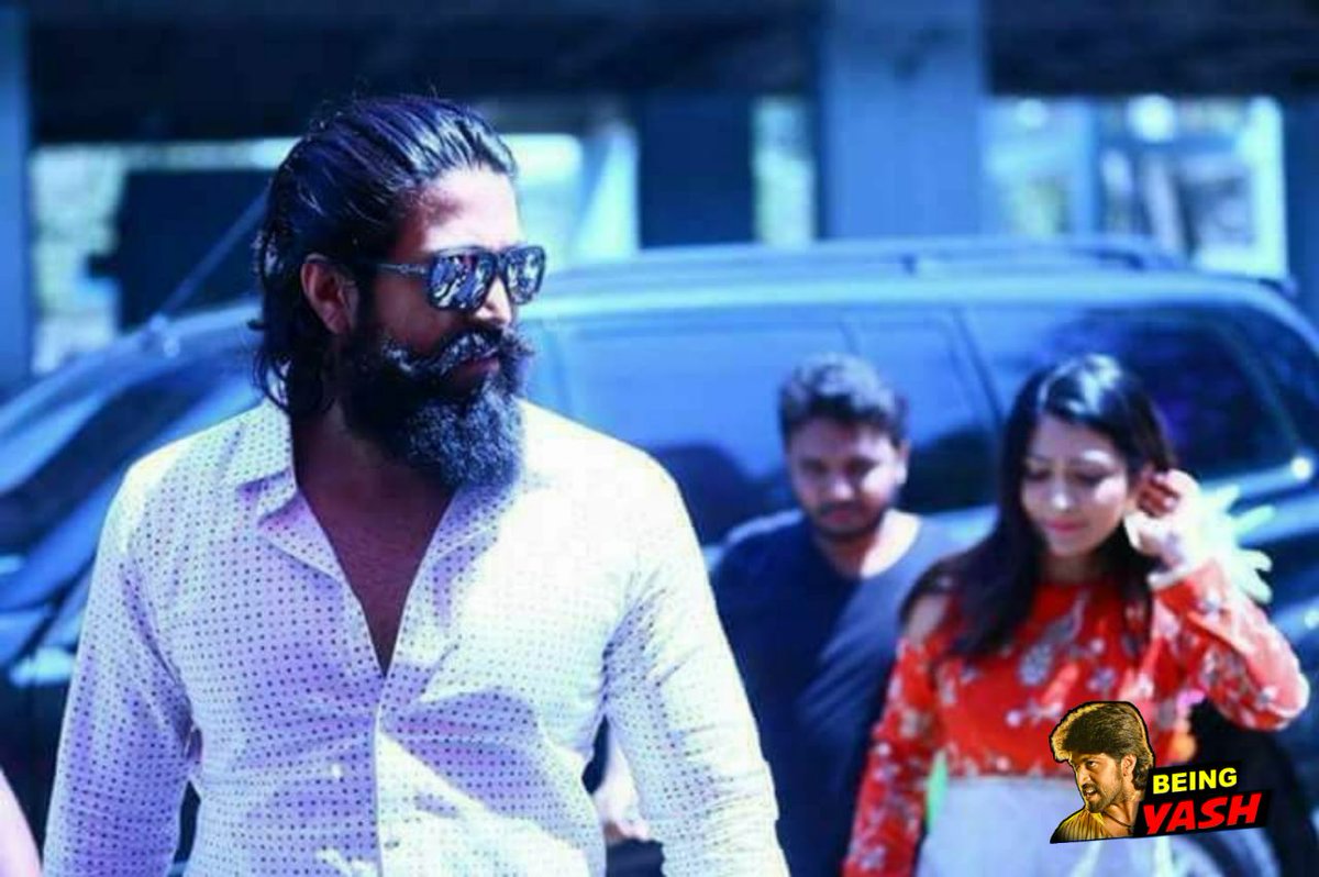 Master_nithya's tweet photo. Wow Cute  Couple #Yash Anna Atege 😘😘 Cuteness overload 😚
@NimmaYash @RadhikaPandit7 
Exclusive Pic 😍 

@PuniRajahuli https://t.co/jmkHf8YACX