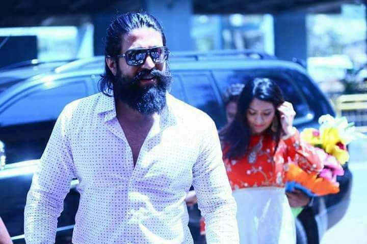 Master_nithya's tweet photo. Wow Cute  Couple #Yash Anna Atege 😘😘 Cuteness overload 😚
@NimmaYash @RadhikaPandit7 
Exclusive Pic 😍 

@PuniRajahuli https://t.co/jmkHf8YACX