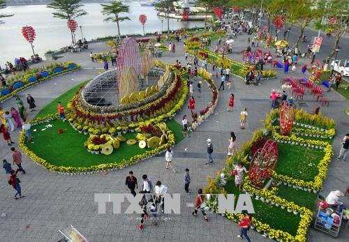 Discoverdanang's tweet photo. The central city of Da Nang plans to organise a wide range of cultural and festive programmes along the banks of the Han River at weekends and on public holidays to attract more international and local tourists. https://t.co/NWXzQ3sYt1 https://t.co/GrKmnXlwgN