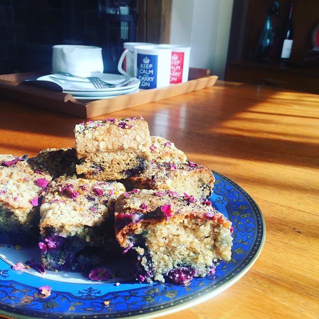 lhalescoaching's tweet photo. The most delicious #glutenfree celebratory cake for our graduation day! @functional_foodie blueberry and lemon polenta cake with poppy seeds, rose petals and bee pollen😍👩🏻‍🎓🍰
.
.
.
.
.
.
.
.
#nourish #cake #coffee #functionalfood #healthcoach #in… https://t.co/JmKtpFurpm https://t.co/Qyi0Iwo4rp