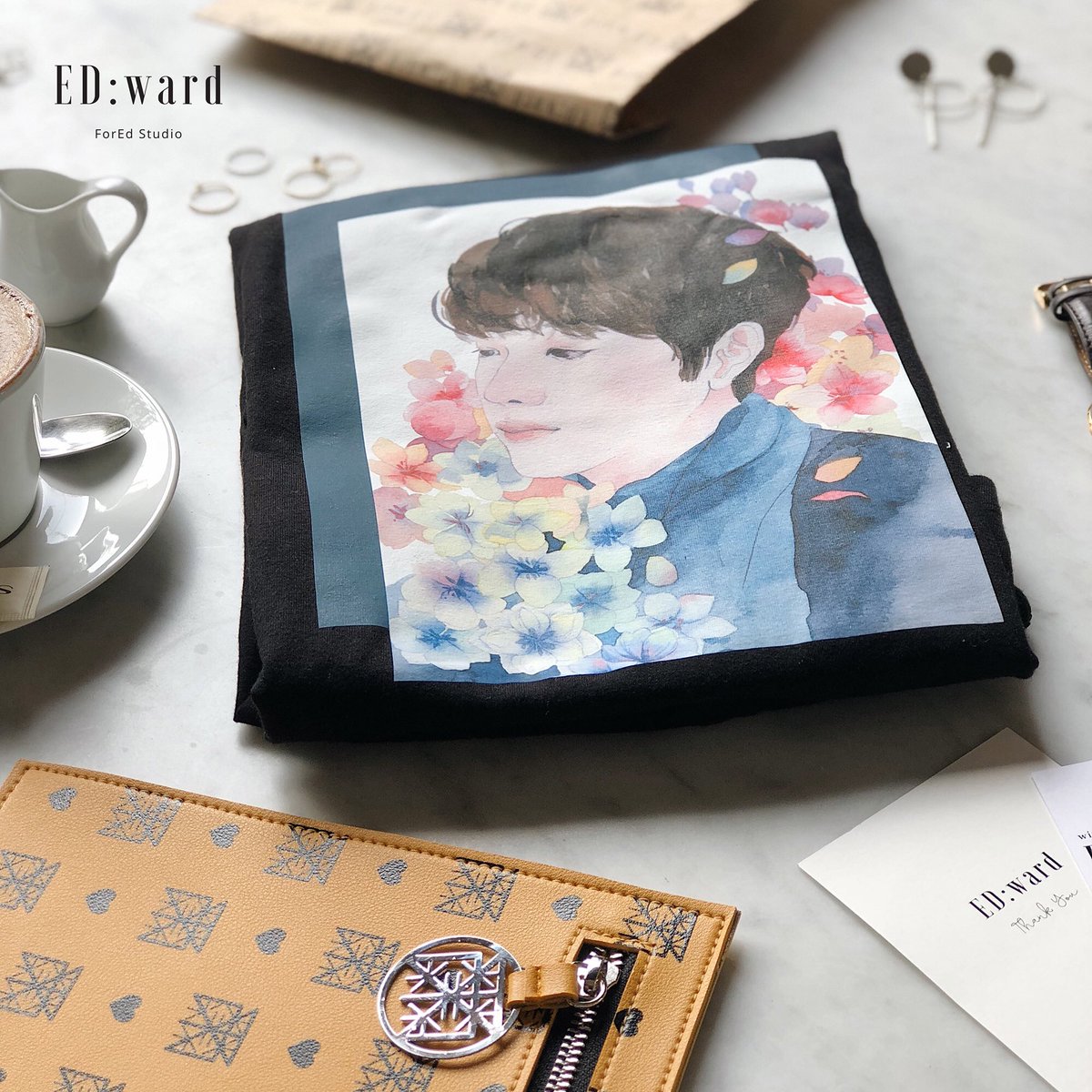 foredteam's tweet photo. The Greatest Kuan Lin Project
Products list:
1. The Greatest Clutch:3 differents patterns, 6 colors. You can choose your favorite color and pattern for this product.
2. "He is mine" T-shirt.Exclusive design of ED:ward, only available in Black.
#LaiKuanLin #라이관린 #워너원 https://t.co/tRyWwpOmSi