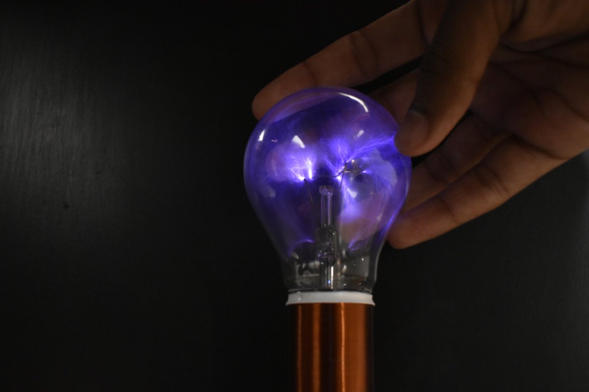 theTechnowright's tweet photo. Made a tesla coil plasma globe!!
#plasmaglobe #plasma https://t.co/vqFw9qgNET