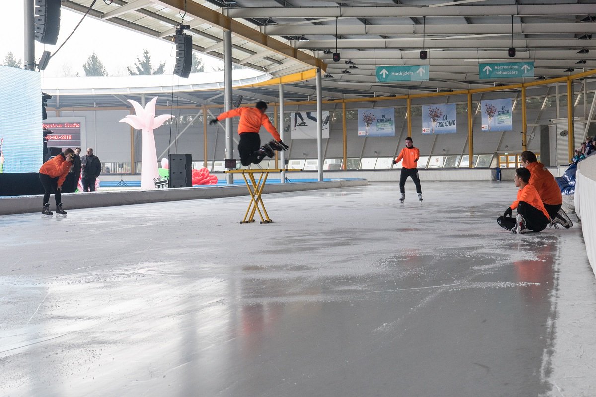 RodeKruis's tweet photo. Wat een dag! De #IJsdaging in #Eindhoven gister was geweldig. Met onder anderen @marktuitert, @GersPardoel, @helgavanleur en vele enthousiaste schaatsers hebben we ruim 23.000 euro opgehaald voor rampbestendige scholen op #Haiti. Met grote dank aan alle deelnemers! #schaatsen https://t.co/nFussss83w