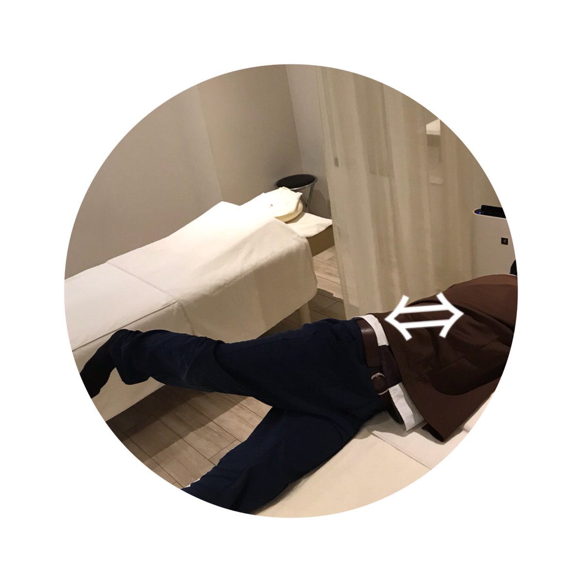straffine03's tweet photo. 今夜はかなり名前がカッコいいストレッチです！
#その名はスコーピオン
#地味に言うと腰部ツイスト
#腰回りお腹回りがかなり強く捻られます
#腰が辛い方はしない方が良いです
#両手を広げ足は軽く曲げ向こう側へ
＃足がやつの尻尾になる訳ですね！
#さそり座の女ぁ〜♪
#鼻歌交じりにどうぞ！ https://t.co/9rXI25WLQF